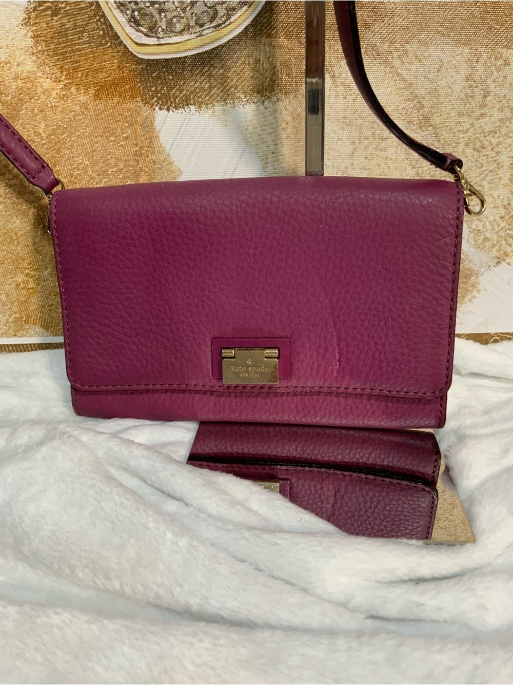 🩷kate spade Plum Leather Crossbody Wallet with Gold-Tone Hardware
